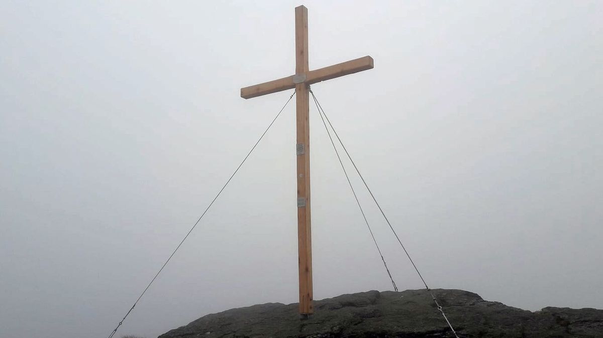 Na vrcholu v Jeseníkách někdo vztyčil bez povolení kříž